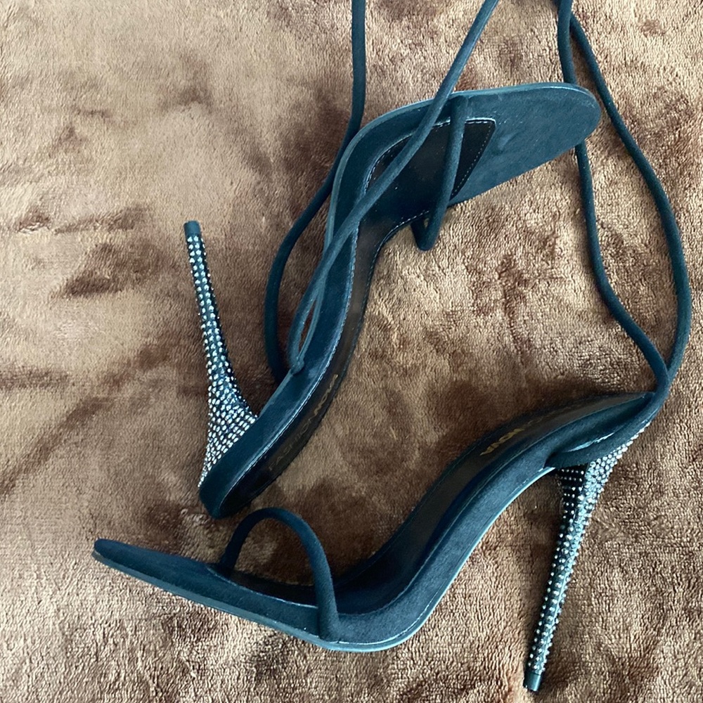Heeled strap around shoes